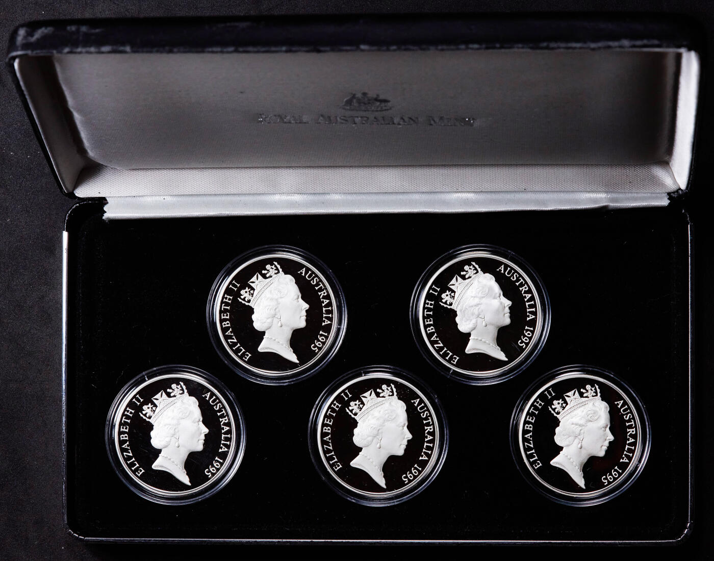 【俄甄集藏】“万象更新、马呈祥瑞”迎新春俄甄精品场-2026年(047)01-21 星期三 晚 19:30 全场包邮 澳大利亚1995年历史人物与事件系列5元精制大银币5枚套装，原盒证，澳大利亚皇家造币厂出品，伊丽莎白·麦克阿瑟、威廉·莱特上校、淘金热时代、科布马车公司、查尔斯·托德，单枚重35.79克，925银，含纯银共165.53克，外盒有损伤，No.2