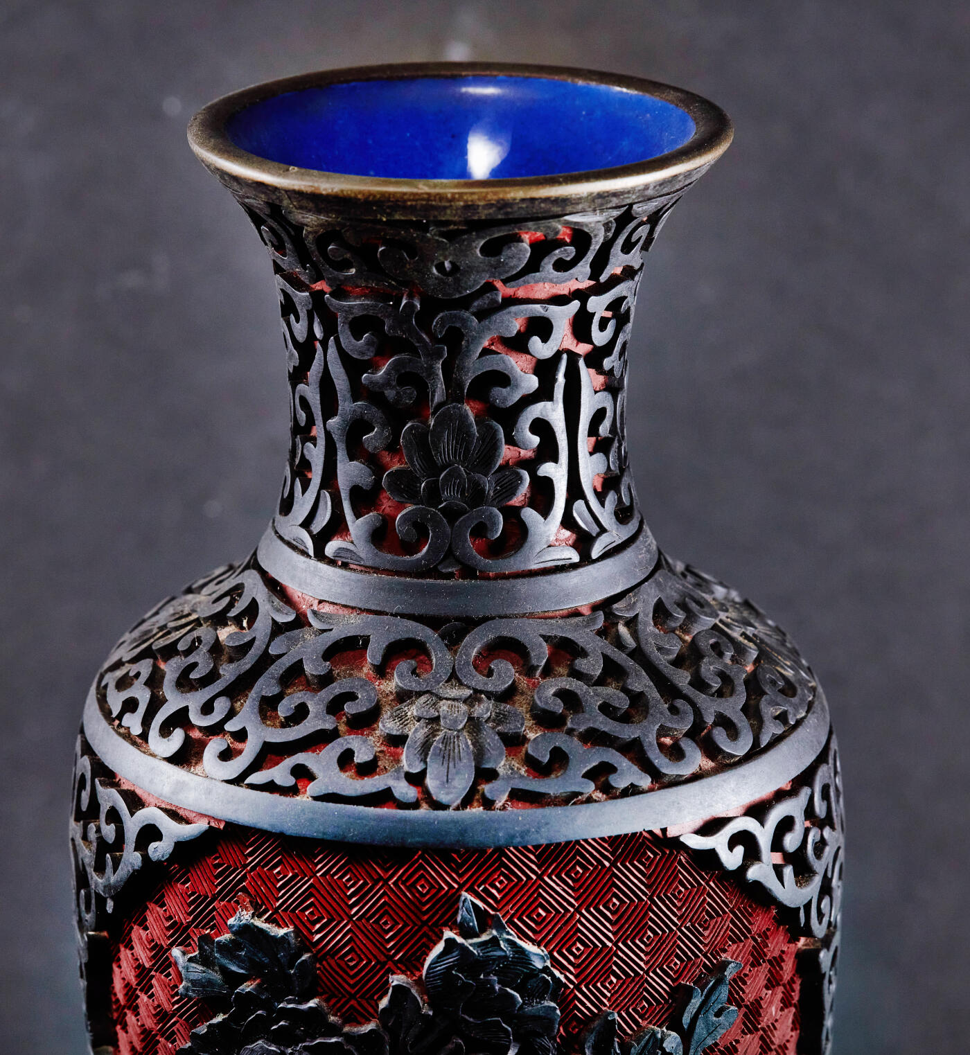 【俄甄集藏】“万象更新、马呈祥瑞”迎新春俄甄精品场-2026年(047)01-21 星期三 晚 19:30 全场包邮 中国1950-1970年代出口换汇时期漆器花瓶，铜胎蓝瓷底，满工纹饰，高：200mm，口径：70mm，最宽处直径：105mm，重量：491.39克·，保存完好