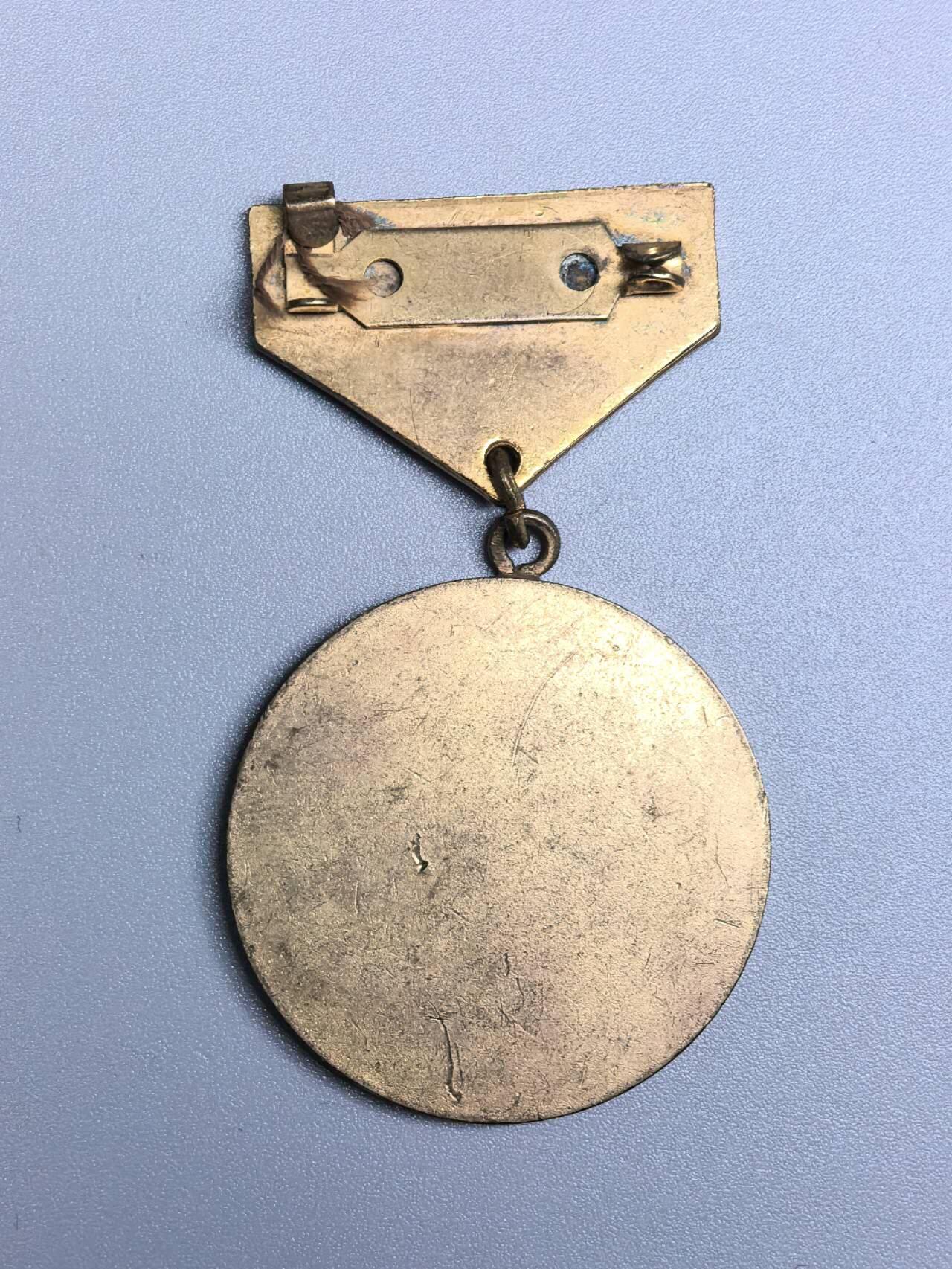 小驴勋章奖章收藏1月17日周六晚六点拍卖（珍爱和平，收藏战争，铭记历史，勿忘国耻，忠党爱国。有偿代拍，送拍规则在简介最后，参拍须阅读规则后再参拍，关系到运费包装发货时效真假辨别等关键信息，拍卖时不再发原图，看大图店主微信码在拍卖店铺介绍里）