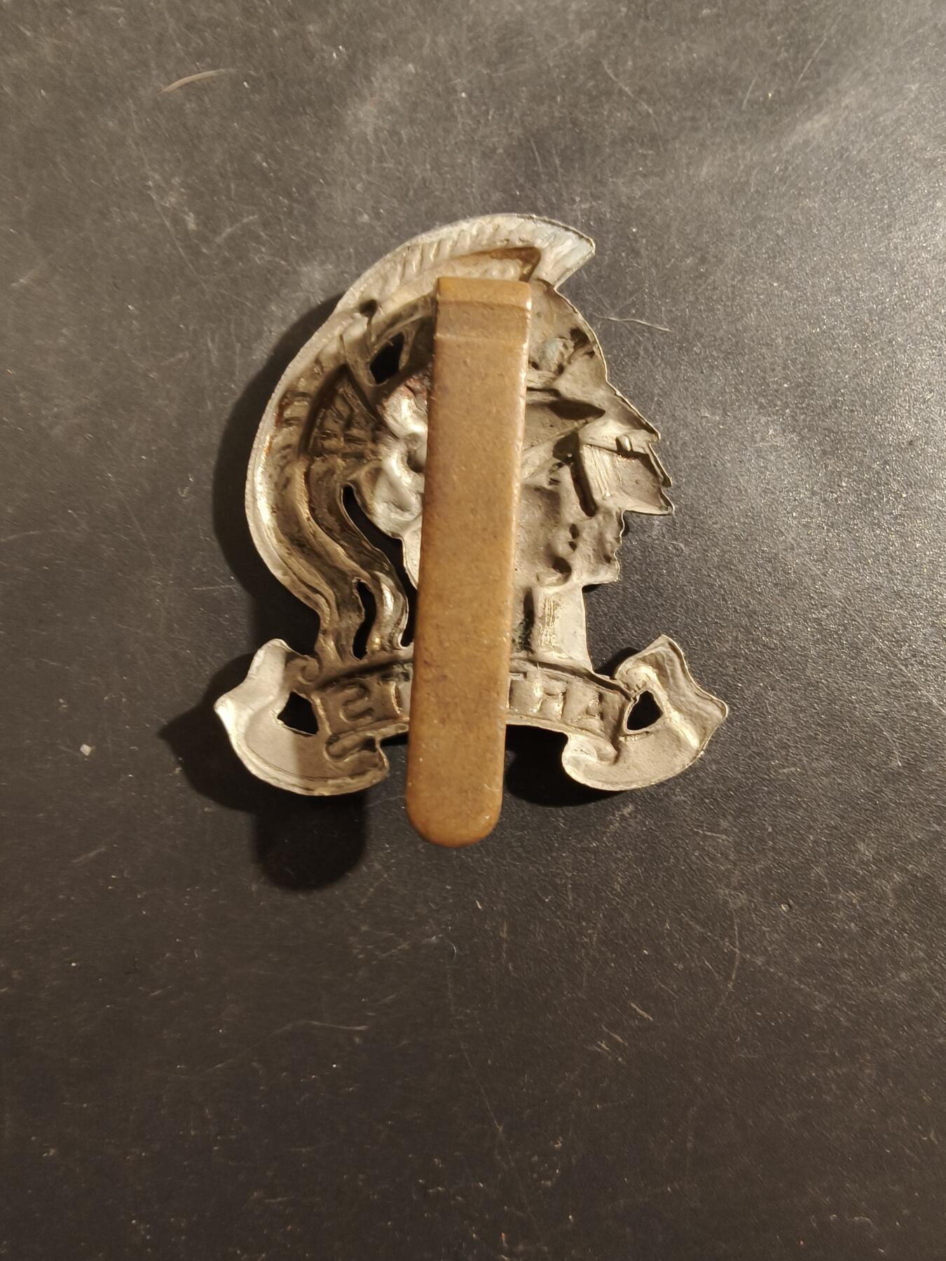 老王徽章第177期 英国陆军“艺术家步枪”团帽徽     该团成立于1859年，最初由画家、雕塑家、音乐家、建筑师和作家等艺术界人士组成      一战时期