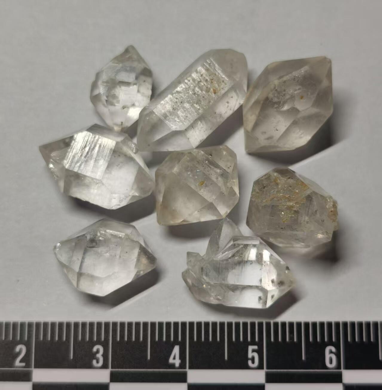 七河·世界币章小拍（总第34期） 藏家出品 X686（13）云贵闪灵水晶原石一组 8 件