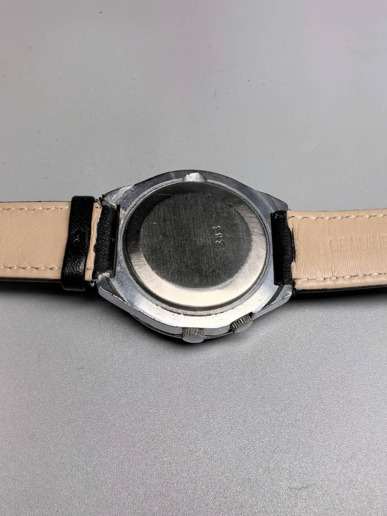 小驴勋章奖章收藏1月17日周六晚六点拍卖（珍爱和平，收藏战争，铭记历史，勿忘国耻，忠党爱国。有偿代拍，送拍规则在简介最后，参拍须阅读规则后再参拍，关系到运费包装发货时效真假辨别等关键信息，拍卖时不再发原图，看大图店主微信码在拍卖店铺介绍里） 苏联制火箭牌手表，品相如图，走时准确