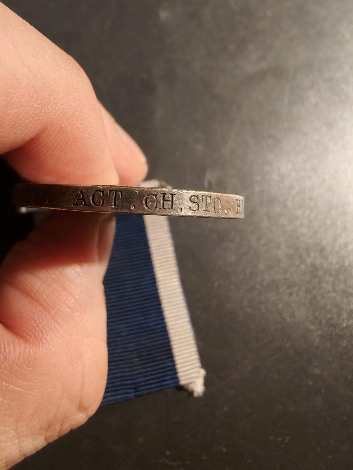 老王徽章第177期 英国皇家海军长期服役奖章    925银   35.5g    爱德华七世版    授予前无畏舰埃克斯茅斯号水兵      埃克斯茅斯号服役于1903年,在1903-1914年间曾作为地中海舰队、海峡舰队、大西洋舰队的旗舰，一战期间参加了达达尼尔海峡志愿作战     具体介绍看最后截图