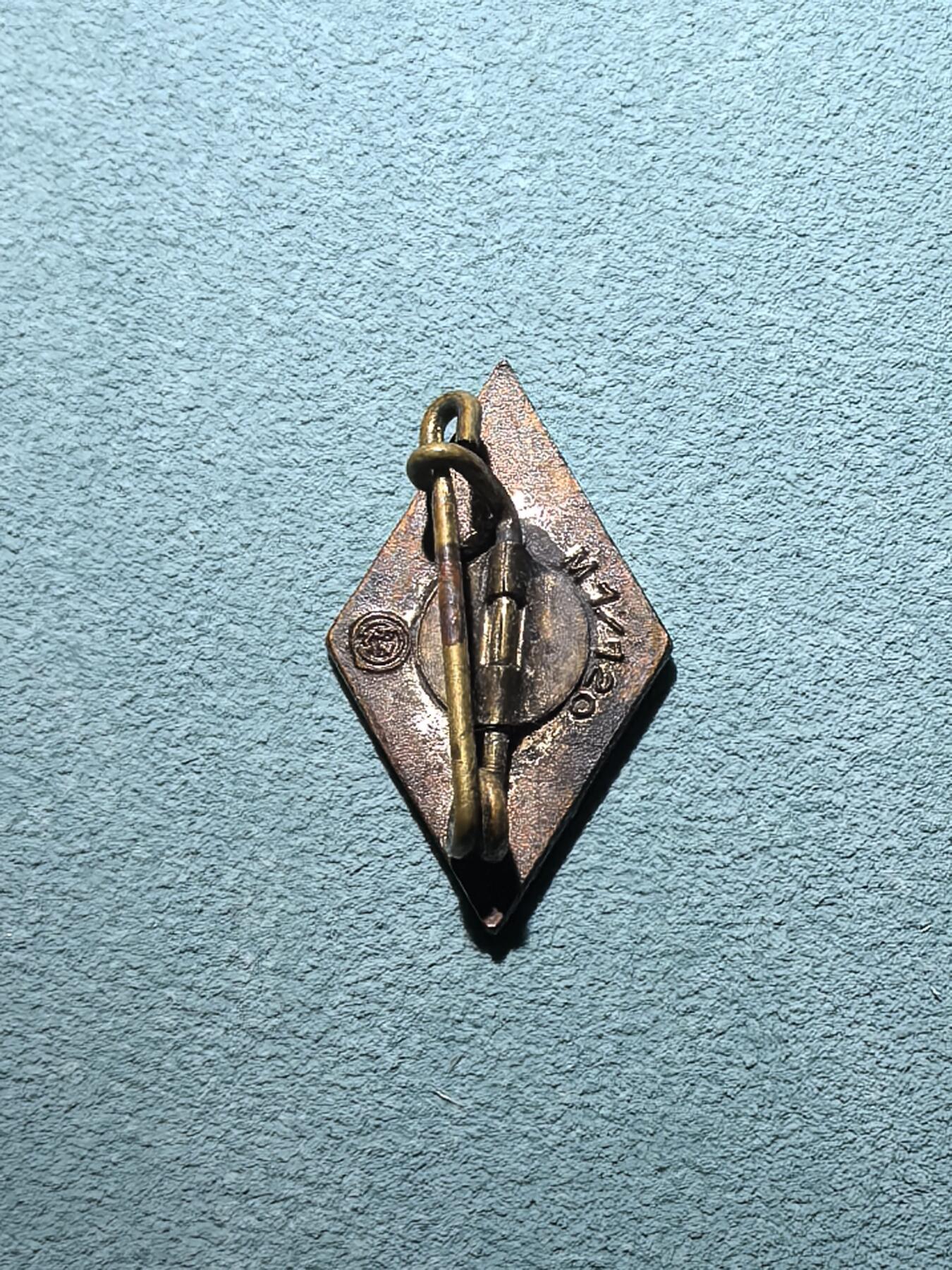 盛世勋华——号角文化勋章邮票专场拍卖第299期 德国（1939）小胡子青年团（HJ）团员证章 珐琅质地 带厂标