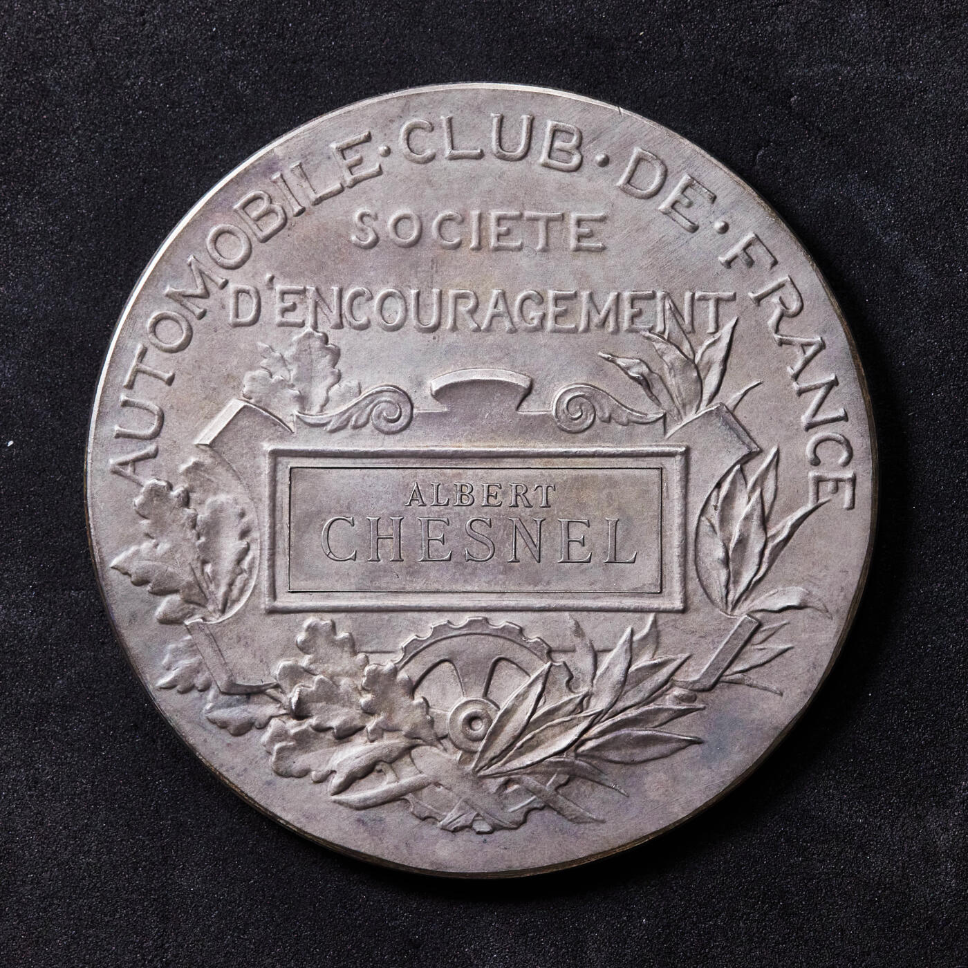 【俄甄集藏】“万象更新、马呈祥瑞”迎新春俄甄精品场-2026年(047)01-21 星期三 晚 19:30 全场包邮 法国1895年新艺术运动时期汽车俱乐部协会大型银质奖章，原盒，直径：68mm，克重：134.4克，名家查普林作品，磨砂五彩包浆，授予阿尔伯特·切斯内尔，丰饶角铭，品相完美