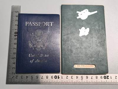 小驴勋章奖章收藏1月17日周六晚六点拍卖（珍爱和平，收藏战争，铭记历史，勿忘国耻，忠党爱国。有偿代拍，送拍规则在简介最后，参拍须阅读规则后再参拍，关系到运费包装发货时效真假辨别等关键信息，拍卖时不再发原图，看大图店主微信码在拍卖店铺介绍里） - 台湾地区护照和美国护照，属于同一个人，双国籍人士，美国护照上带中国签，内容很多，不方便拍照