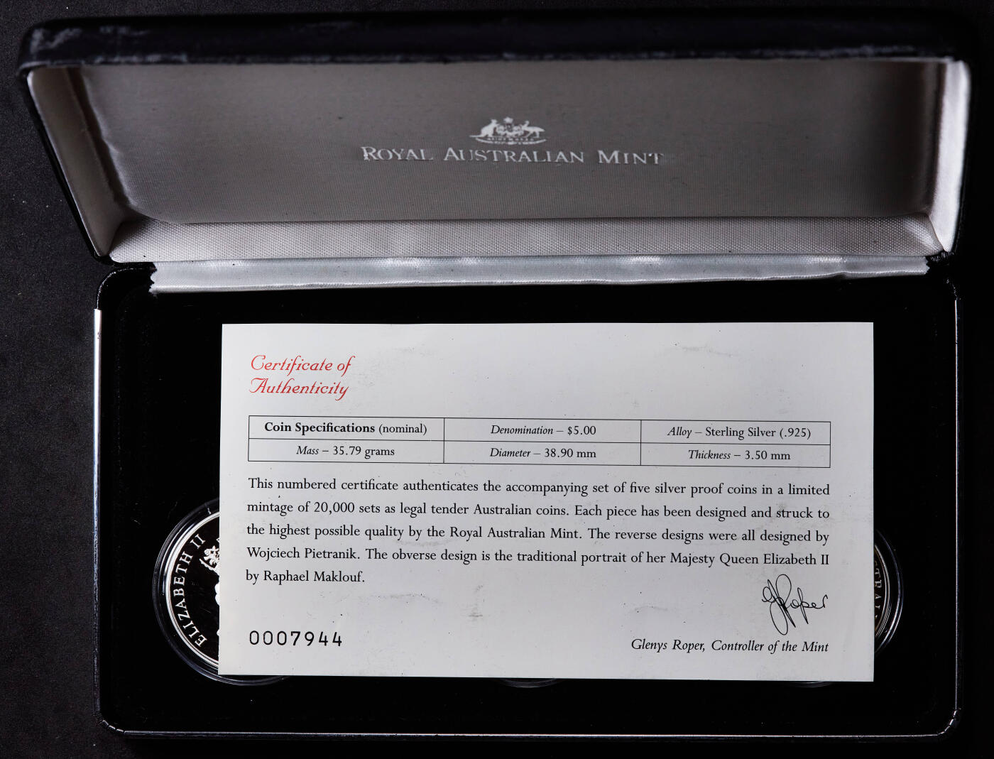 【俄甄集藏】“万象更新、马呈祥瑞”迎新春俄甄精品场-2026年(047)01-21 星期三 晚 19:30 全场包邮 澳大利亚1995年历史人物与事件系列5元精制大银币5枚套装，原盒证，澳大利亚皇家造币厂出品，伊丽莎白·麦克阿瑟、威廉·莱特上校、淘金热时代、科布马车公司、查尔斯·托德，单枚重35.79克，925银，含纯银共165.53克，外盒有损伤，No.2