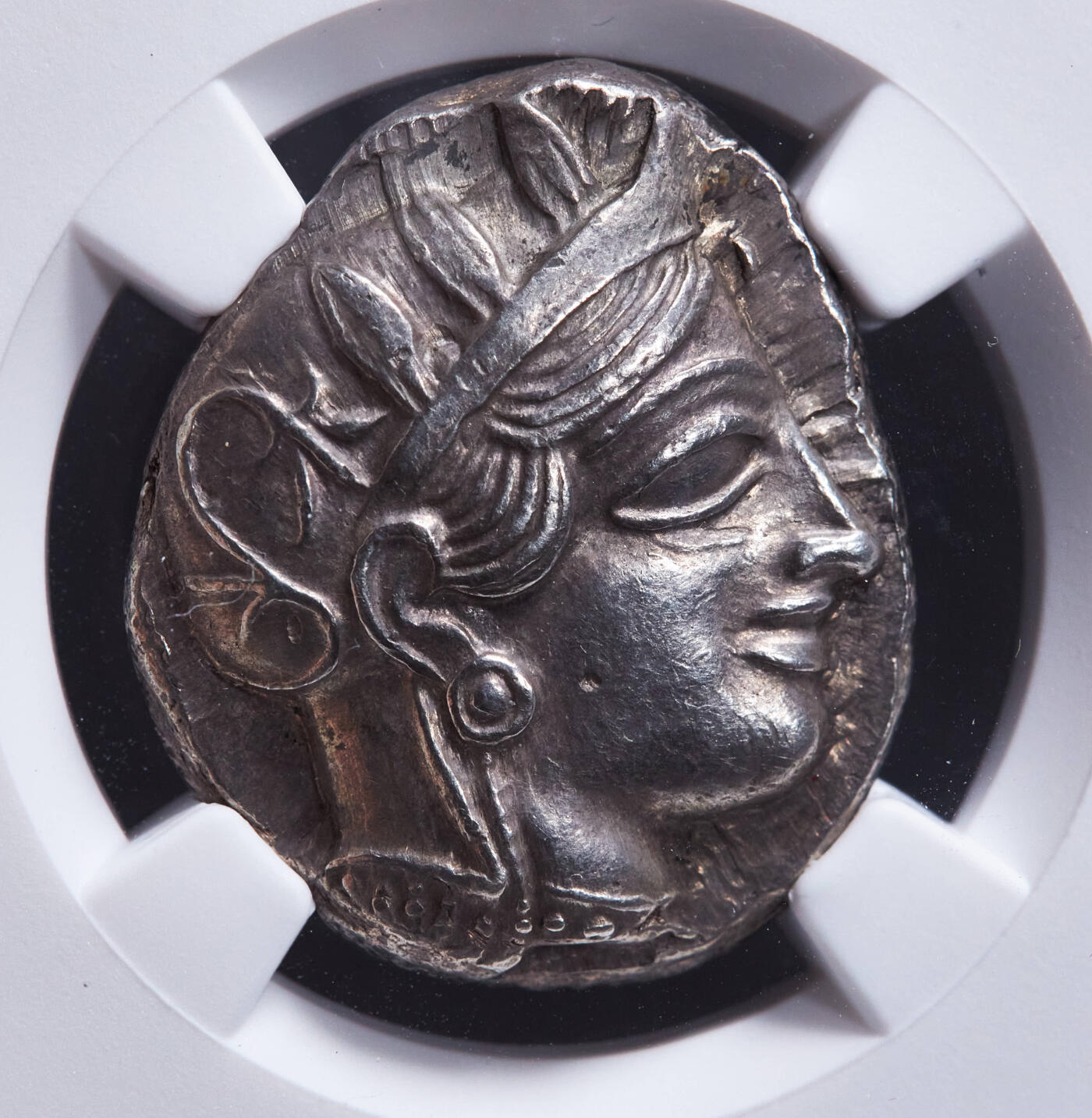 【俄甄集藏】“万象更新、马呈祥瑞”迎新春俄甄精品场-2026年(047)01-21 星期三 晚 19:30 全场包邮 古希腊雅典城公元前440-前404年雅典娜与猫头鹰四德拉克马银币，NGC ChAU (Str5/5, Sur3/5)，正面雅典城守护神雅典娜戴阿提卡式头盔头像，盔舌上有3片橄榄树叶，背面是一只站立的猫头鹰，右方为雅典城的缩写ΑΘΕ，左方为橄榄枝及一钩新月，版模清晰优美，包浆匀称耐看，无懈可击的品相，热门品种，重17.2克