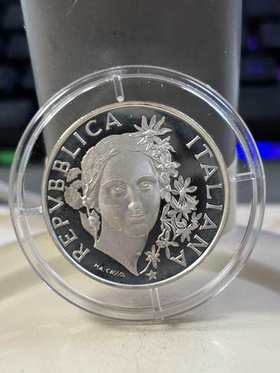 第188期拍卖 - 意大利1993年动植物系列500里拉女神精制纪念银币，835银，15克，有氧化