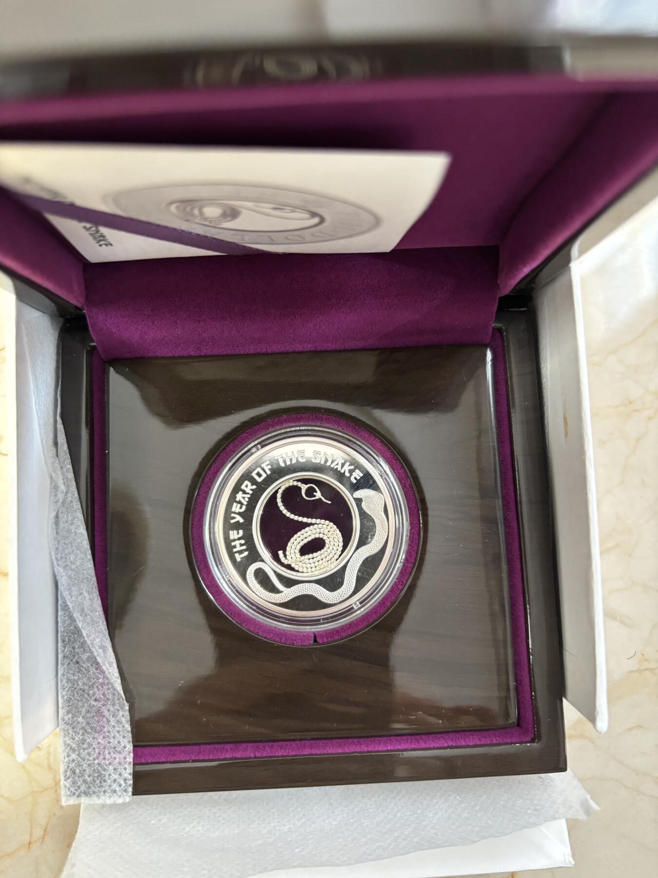 第188期拍卖 斐济2013年中国生肖蛇年花丝灵蛇掐丝工艺镂空银币20.5克，999银，发行4000枚