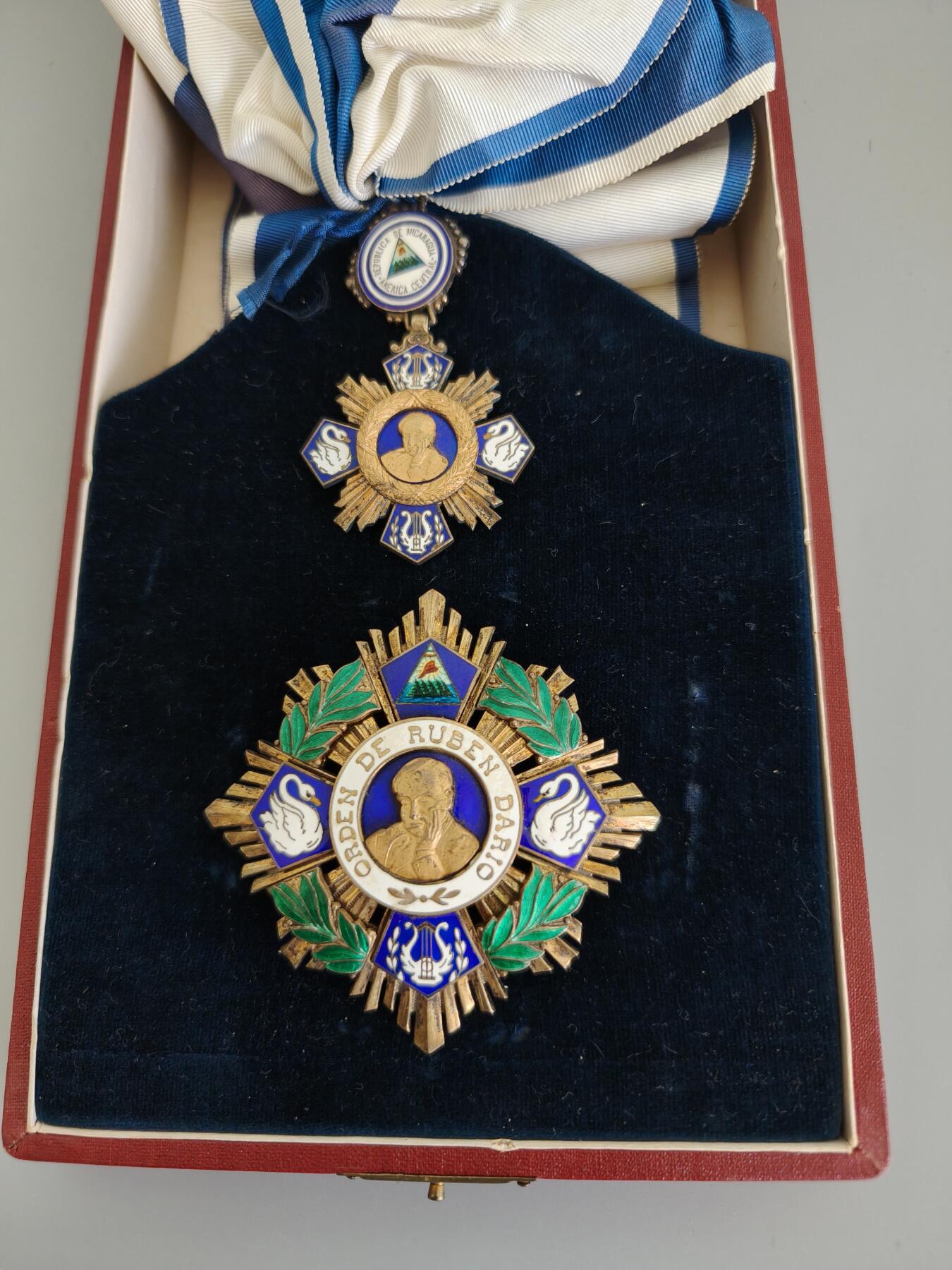 盛世勋华——号角文化勋章邮票专场拍卖第299期 尼加拉瓜大十字级鲁本·达里奥勋章 带原盒 银制 少见 第一版 古巴 Vilardebo y Riera, Habana生产 珠宝商定制版本少见。Vilardebo y Riera是古巴知名的珠宝与勋章制作工坊，以高品质的珠宝制作著称，同时为古巴、西班牙、海地等国制作勋章与官方饰品，1960年因古巴革命停业。