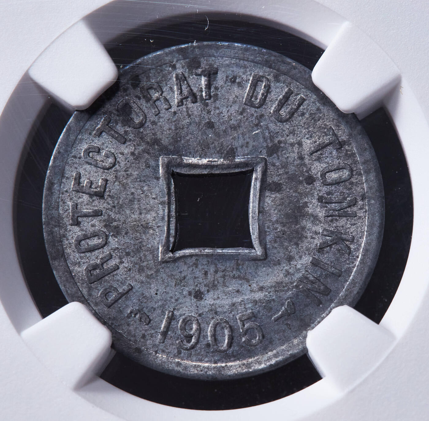 【俄甄集藏】“万象更新、马呈祥瑞”迎新春俄甄精品场-2026年(047)01-21 星期三 晚 19:30 全场包邮 法属印度支那东京湾1905年1/600皮阿斯特锌币，NGC MS63，原光品相