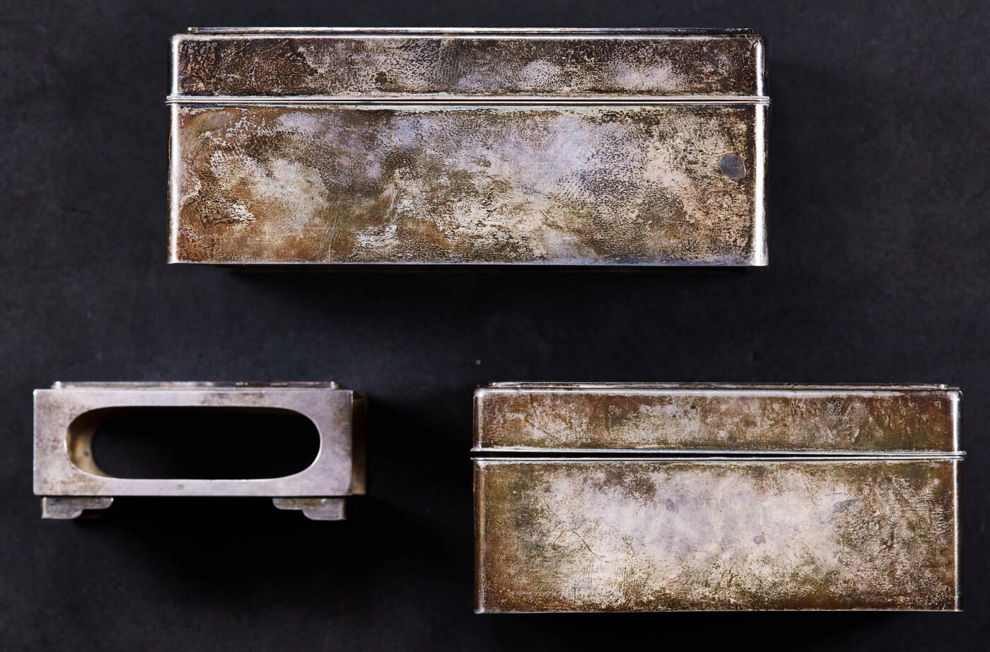 【俄甄集藏】“万象更新、马呈祥瑞”迎新春俄甄精品场-2026年(047)01-21 星期三 晚 19:30 全场包邮 日本昭和六年-九年1931年-1934年九一八事变海军大臣赠品，簪花珐琅彩嵌银工艺古董烟具一套，工艺精湛，分为烟丝盒、烟灰缸、火柴盒三件套，烟丝盒长：106mm，宽：85mm，高：44mm；烟灰缸长：90mm，宽：65mm，高：40mm，火柴盒长：62mm，宽：38mm，高：25mm，总重量：415.4克，内嵌红木，925银