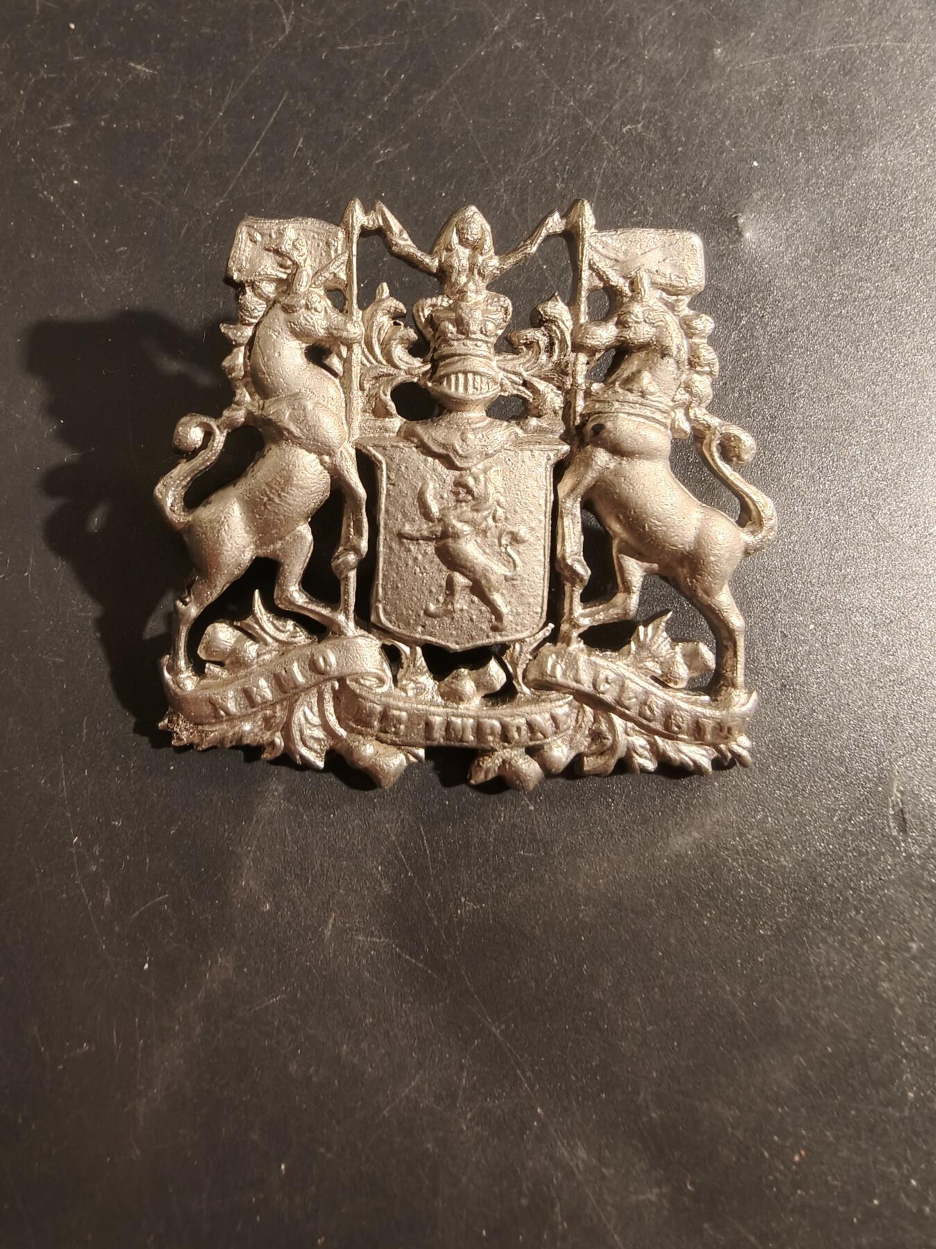 老王徽章第177期 英联邦南非开普炮兵与工程师尖顶盔帽徽       维多利亚时期    1891-1897版