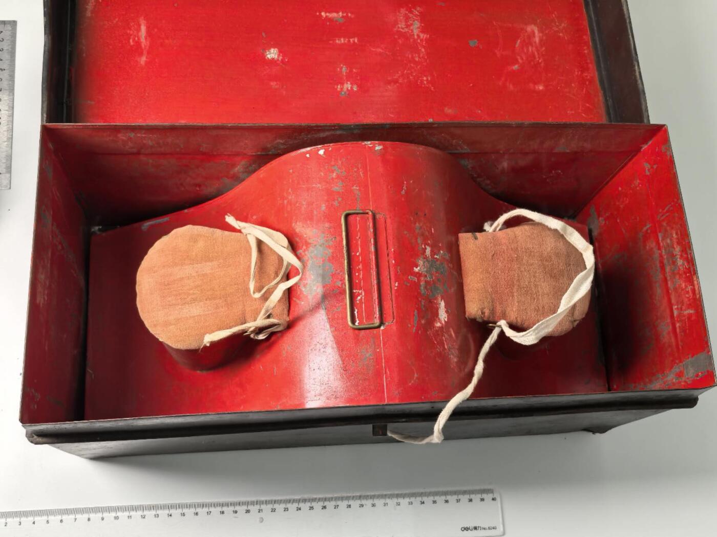 小驴勋章奖章收藏1月17日周六晚六点拍卖（珍爱和平，收藏战争，铭记历史，勿忘国耻，忠党爱国。有偿代拍，送拍规则在简介最后，参拍须阅读规则后再参拍，关系到运费包装发货时效真假辨别等关键信息，拍卖时不再发原图，看大图店主微信码在拍卖店铺介绍里） 明治海军大肩章、礼帽带原铁皮盒，羊毛毡金属刺绣（运输途中可能会脱落，介意勿拍），少见