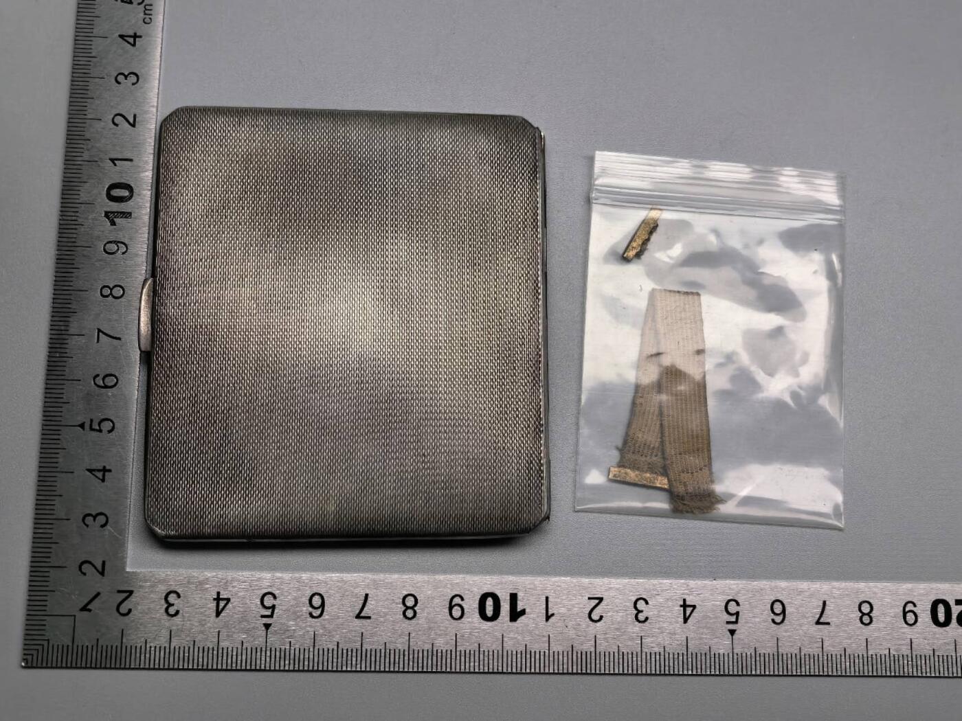 小驴勋章奖章收藏1月17日周六晚六点拍卖（珍爱和平，收藏战争，铭记历史，勿忘国耻，忠党爱国。有偿代拍，送拍规则在简介最后，参拍须阅读规则后再参拍，关系到运费包装发货时效真假辨别等关键信息，拍卖时不再发原图，看大图店主微信码在拍卖店铺介绍里） 英国古董925纯银烟盒，测量为去掉弹力绳重量129.3克