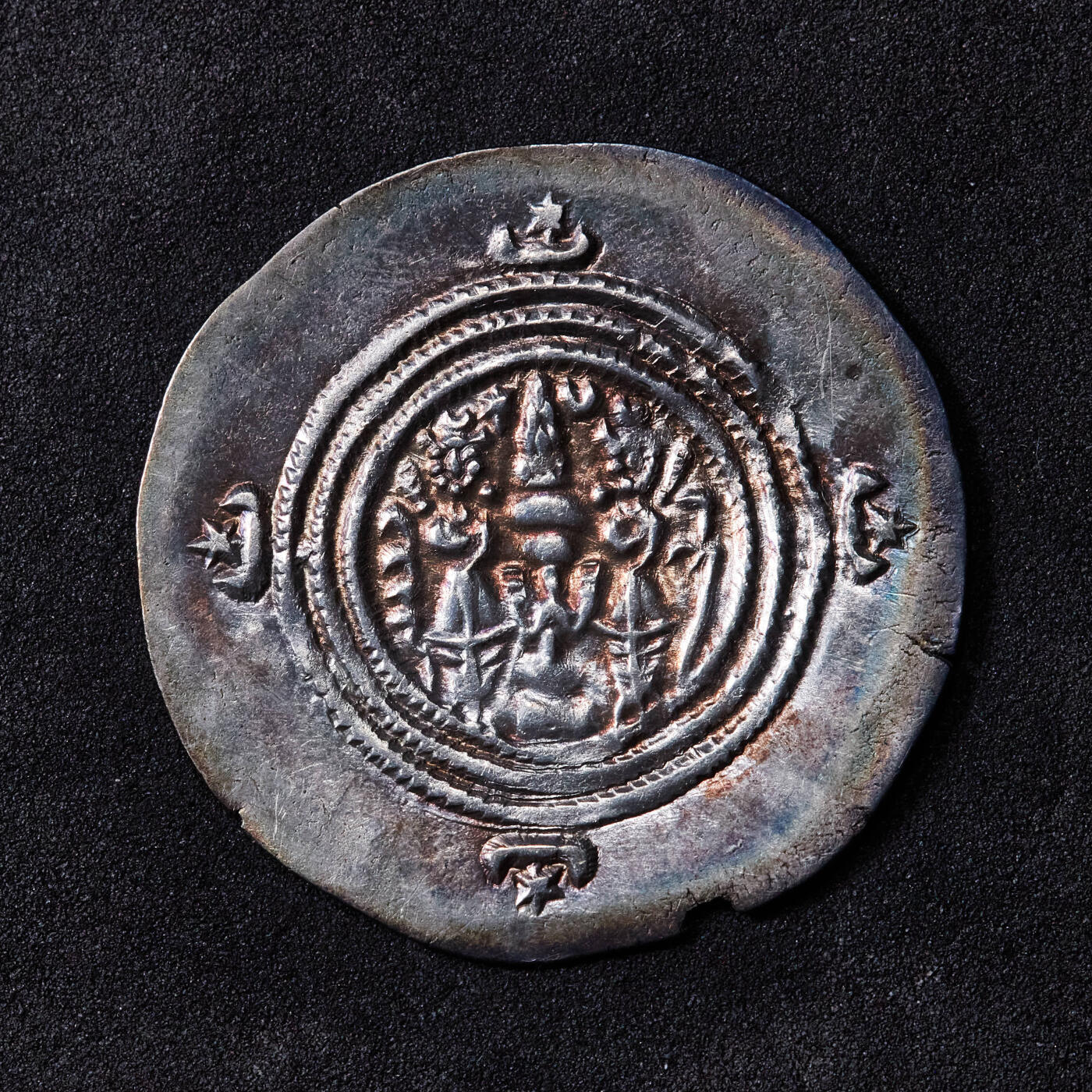 【俄甄集藏】“万象更新、马呈祥瑞”迎新春俄甄精品场-2026年(047)01-21 星期三 晚 19:30 全场包邮 波斯萨珊王朝公元591-628年库思老二世一德拉克马银币，正面星月双翅齿冠国王面右头像，右下角有赞文；背面祭火坛和两祭司，左侧纪年，右侧造币厂信息，五彩包浆，状态难得，直径：33mm，重量：3.73克