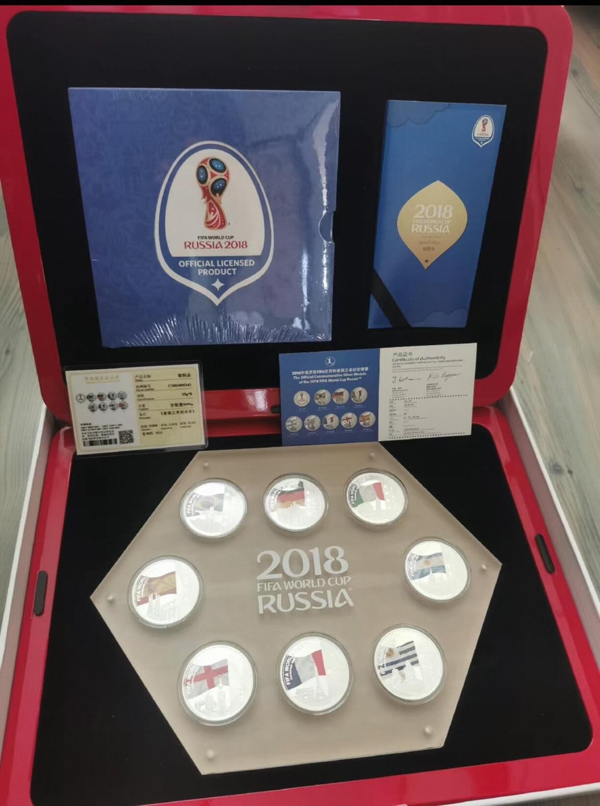 洪涛臻品批发群 精选邮票限时拍卖第1229期  2018俄罗斯世界杯最强王者纪念币套装，8枚999纯银章，每枚25克，总重200克。带原装红色收藏盒和鉴定证书，购入价6980《有发票》巴西德国意大利等国家队徽章，收藏价值高。《此拍包邮发货》