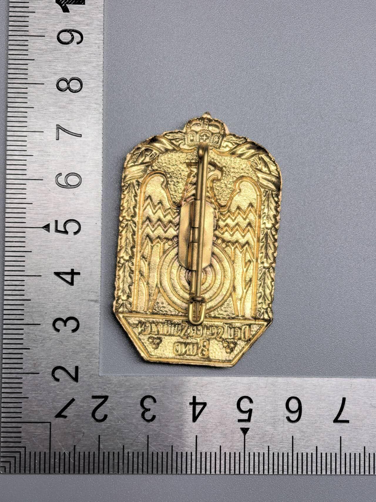 小驴勋章奖章收藏1月17日周六晚六点拍卖（珍爱和平，收藏战争，铭记历史，勿忘国耻，忠党爱国。有偿代拍，送拍规则在简介最后，参拍须阅读规则后再参拍，关系到运费包装发货时效真假辨别等关键信息，拍卖时不再发原图，看大图店主微信码在拍卖店铺介绍里）