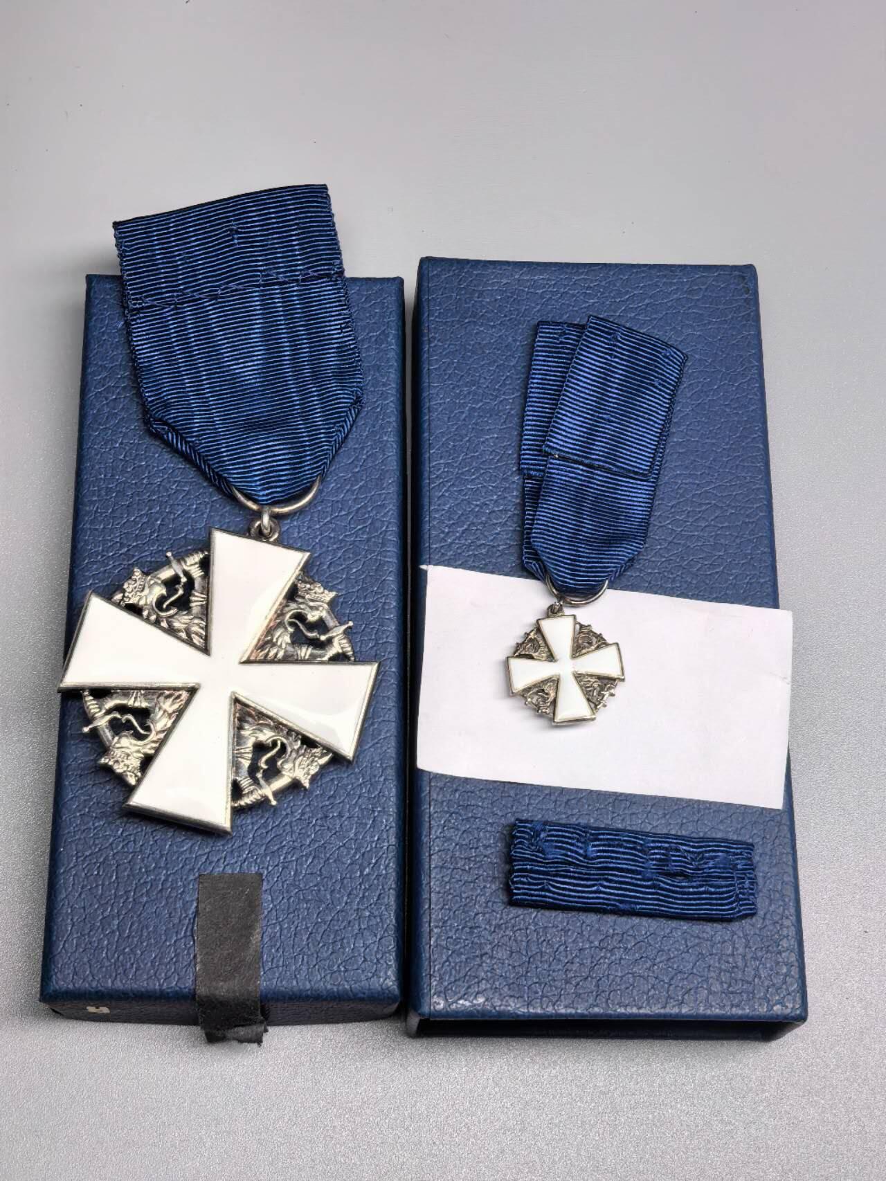 小驴勋章奖章收藏1月17日周六晚六点拍卖（珍爱和平，收藏战争，铭记历史，勿忘国耻，忠党爱国。有偿代拍，送拍规则在简介最后，参拍须阅读规则后再参拍，关系到运费包装发货时效真假辨别等关键信息，拍卖时不再发原图，看大图店主微信码在拍卖店铺介绍里）