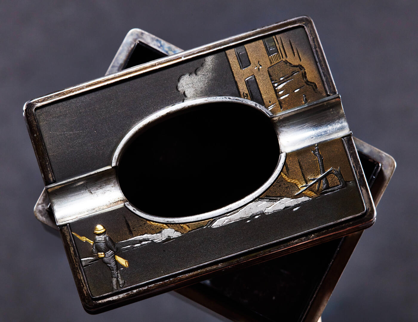 【俄甄集藏】“万象更新、马呈祥瑞”迎新春俄甄精品场-2026年(047)01-21 星期三 晚 19:30 全场包邮 日本昭和六年-九年1931年-1934年九一八事变海军大臣赠品，簪花珐琅彩嵌银工艺古董烟具一套，工艺精湛，分为烟丝盒、烟灰缸、火柴盒三件套，烟丝盒长：106mm，宽：85mm，高：44mm；烟灰缸长：90mm，宽：65mm，高：40mm，火柴盒长：62mm，宽：38mm，高：25mm，总重量：415.4克，内嵌红木，925银