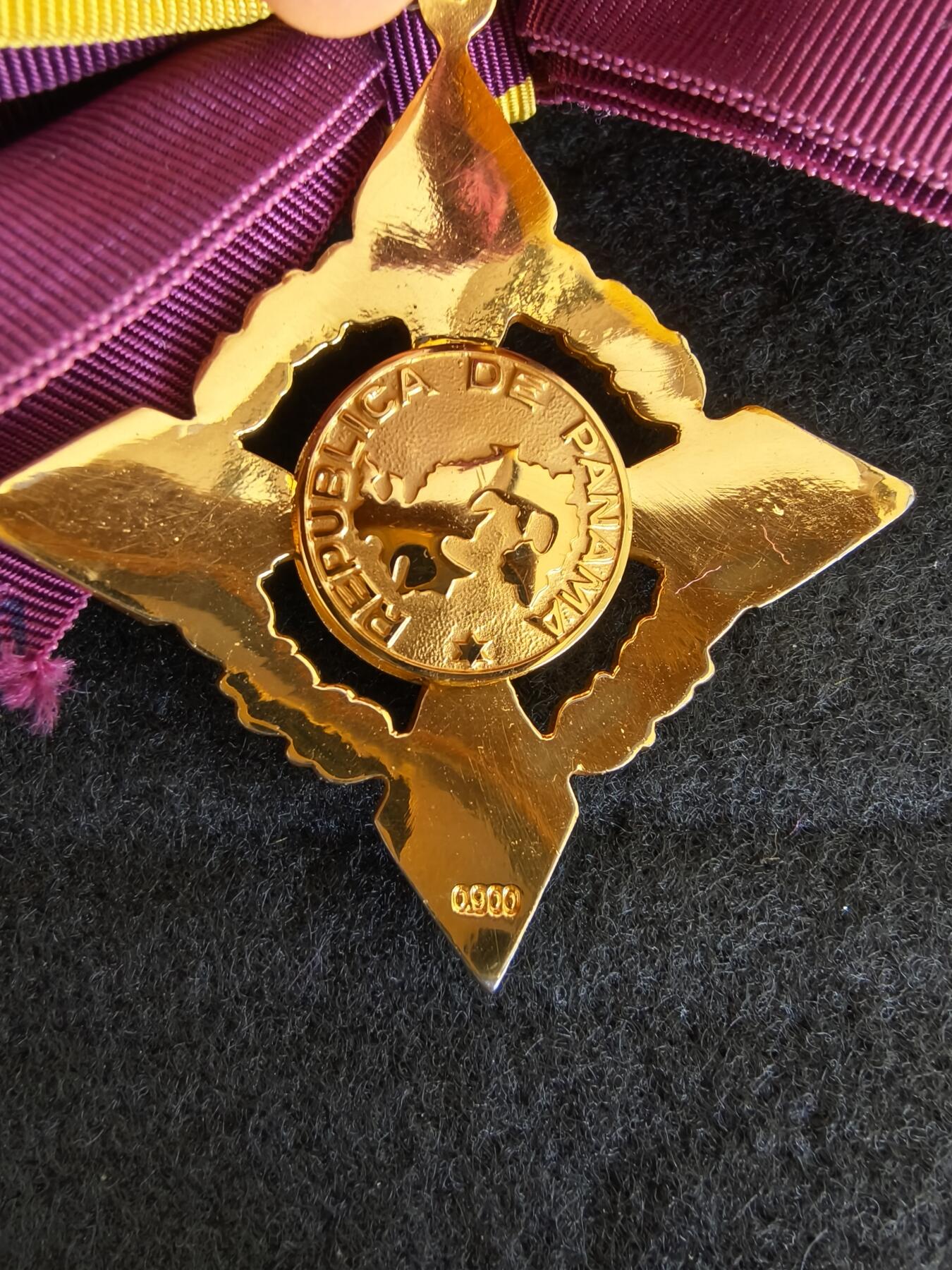 盛世勋华——号角文化勋章邮票专场拍卖第299期 巴拿马大十字级瓦斯科·努涅斯·德·巴尔博亚勋章 900银制 带原盒 早期版本带Fibo Ltda, Bogota厂标 带900银标，Fibo Ltda是哥伦比亚波哥大知名首饰/勋章制作门店，主营贵金属饰品、官方勋章或纪念章的设计与生产