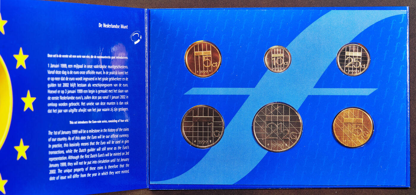 【俄甄集藏】“万象更新、马呈祥瑞”迎新春俄甄精品场-2026年(047)01-21 星期三 晚 19:30 全场包邮 荷兰1999-2001年贝娅特丽克丝女王5分-5盾册装硬币3套，最后的荷兰盾