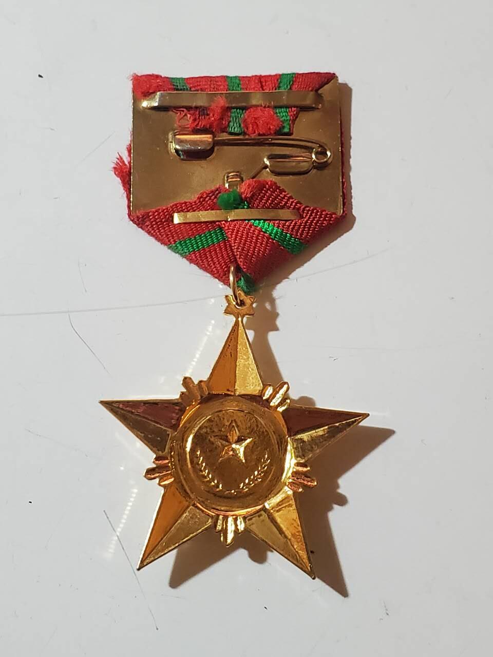 韵星假日拍卖第三十七期 -- Rimey Holidays Auction 37 越南社会主义共和国一级光荣战士奖章 最高级光荣战士 06改革后版本 铜镀金