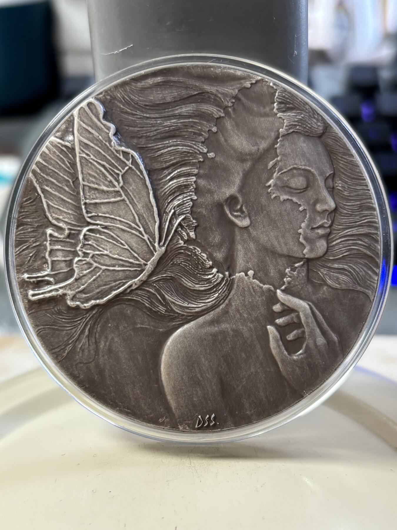 第188期拍卖 铸梦系列银章《铸梦·碟缘》纪念银章带盒证书，150克，999银，材料价3255