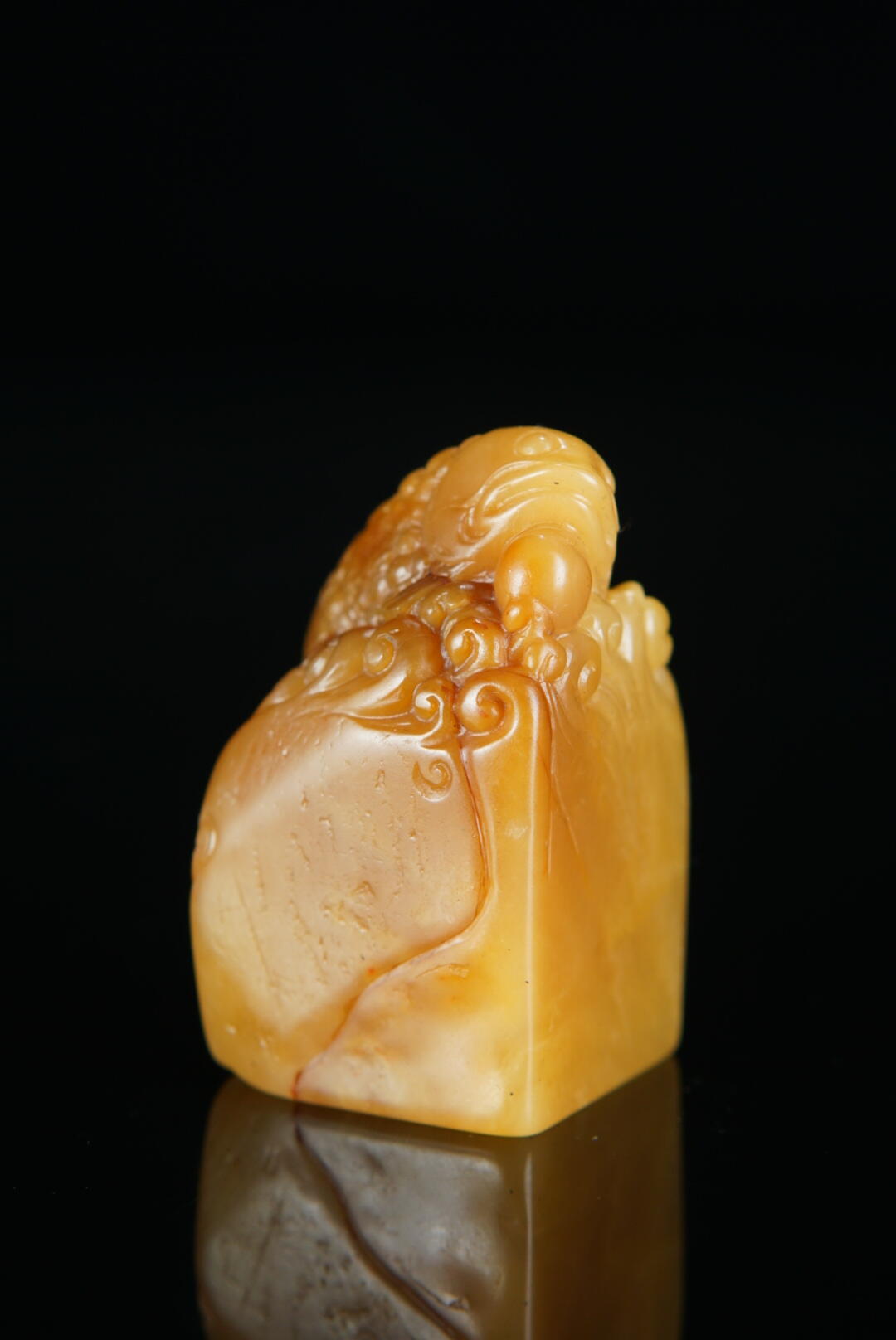 方寸藏珍·寿山田黄印章专场（二） 寿山田黄石《鲤鱼戏珠》钮章