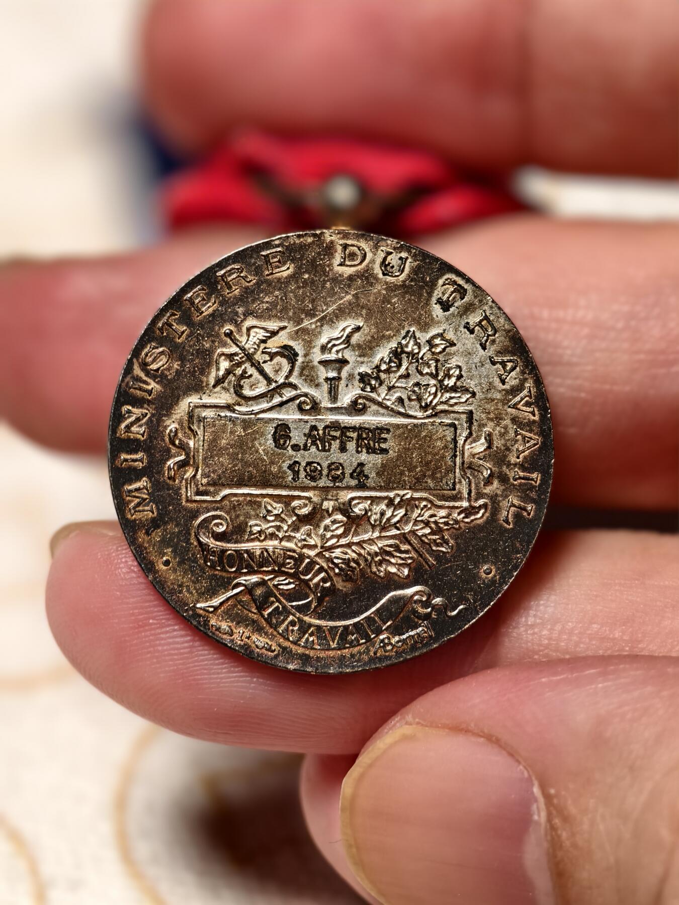 抚柳草堂-第九期章牌钱币（大寒专场） 奖章勋章限时免佣 满百包邮 放漏专场 1984法国金级劳工奖章   银质 925银镀金带银标   去掉绶带净重9.8g