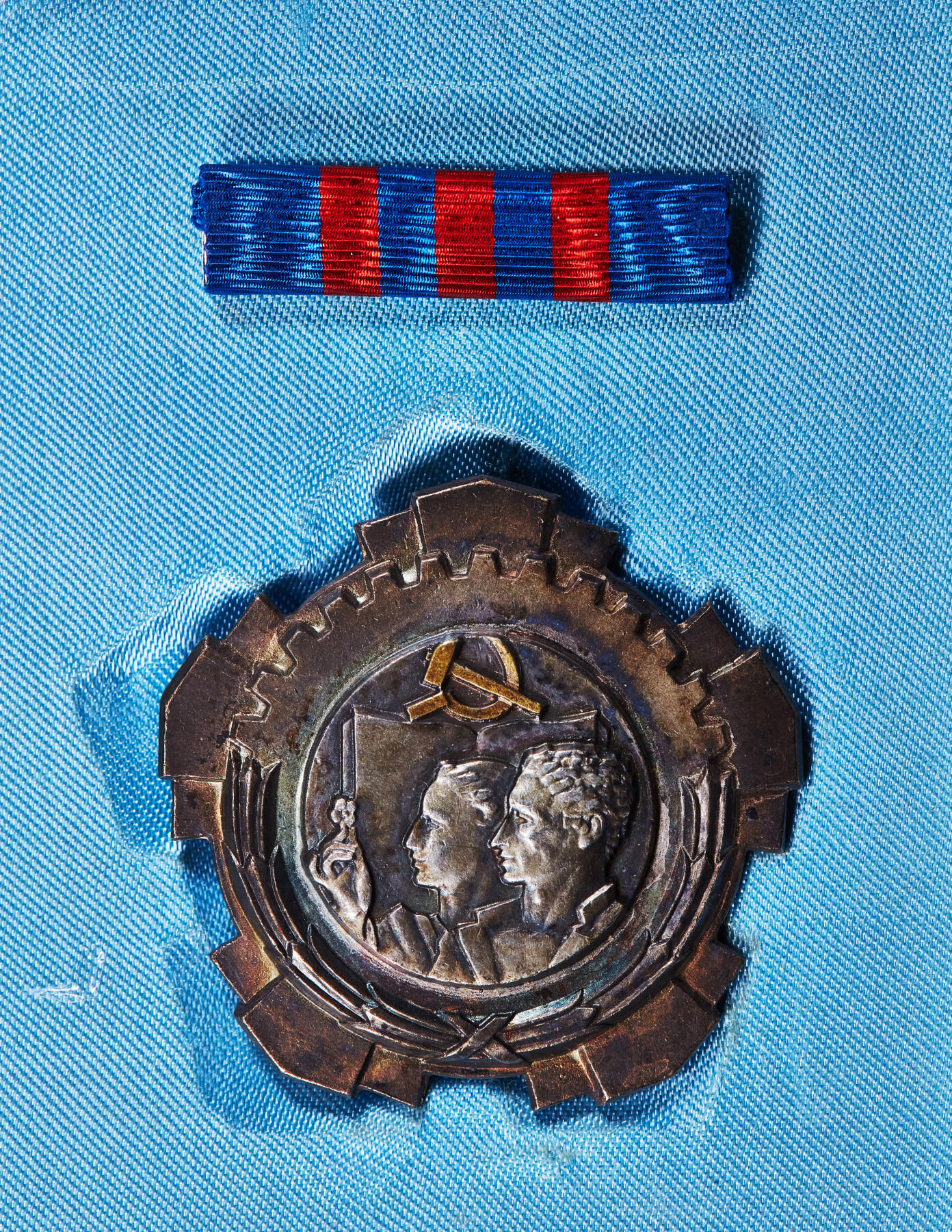 【俄甄集藏】“万象更新、马呈祥瑞”迎新春俄甄精品场-2026年(047)01-21 星期三 晚 19:30 全场包邮 南斯拉夫三级劳动勋章，晚期别针版，铜质镀银，原盒带略，直径：45mm，重量：25.55克，外盒老化开裂