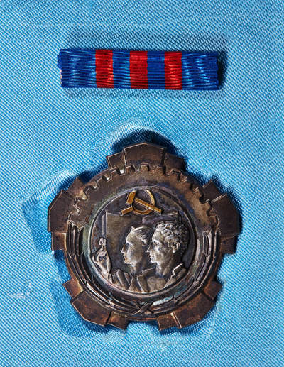 【俄甄集藏】“万象更新、马呈祥瑞”迎新春俄甄精品场-2026年(047)01-21 星期三 晚 19:30 全场包邮 - 南斯拉夫三级劳动勋章，晚期别针版，铜质镀银，原盒带略，直径：45mm，重量：25.55克，外盒老化开裂