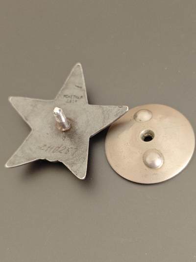 苏联红星勋章 章体银制嵌红色珐琅，品相还不错，珐琅有轻微日常佩戴痕迹，整体上无明显磨损划痕，背面氧化颜色很深。 2110257号，档案齐全事迹精彩，近卫军高炮炮手击落3架敌机+击毁2辆汽车获得，得主18岁参军，20岁荣获此枚红星勋章，勇猛的红军小将。 - 苏联红星勋章 章体银制嵌红色珐琅，品相还不错，珐琅有轻微日常佩戴痕迹，整体上无明显磨损划痕，背面氧化颜色很深。 2110257号，档案齐全事迹精彩，近卫军高炮炮手击落3架敌机+击毁2辆汽车获得，得主18岁参军，20岁荣获此枚红星勋章，勇猛的红军小将。