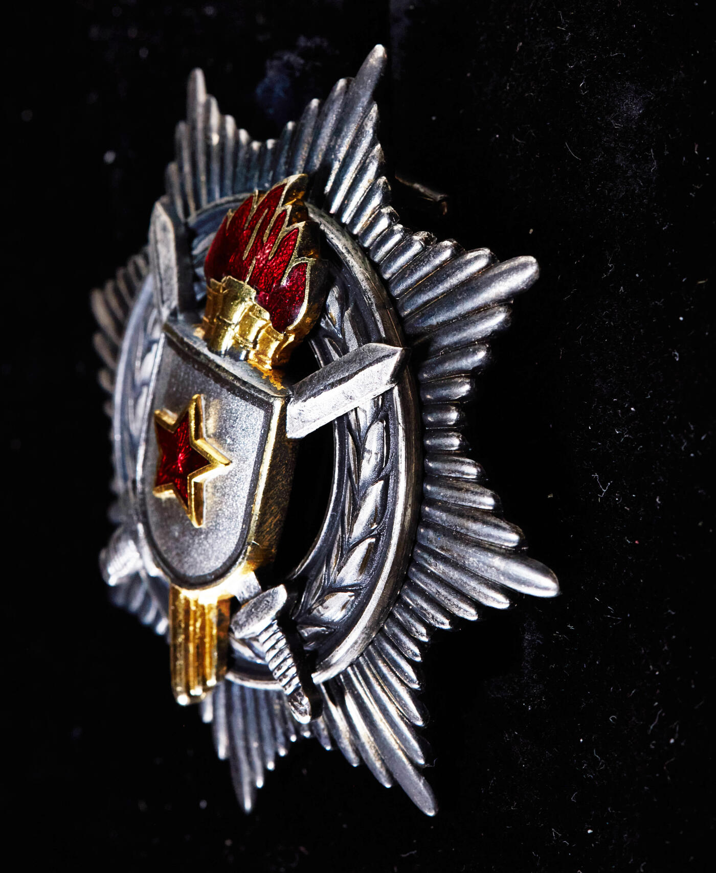 【俄甄集藏】“万象更新、马呈祥瑞”迎新春俄甄精品场-2026年(047)01-21 星期三 晚 19:30 全场包邮 南斯拉夫三级军事功勋勋章，原盒，铜质镀银局部珐琅，全品，五火炬版，直径：65mm，重量：64.47克