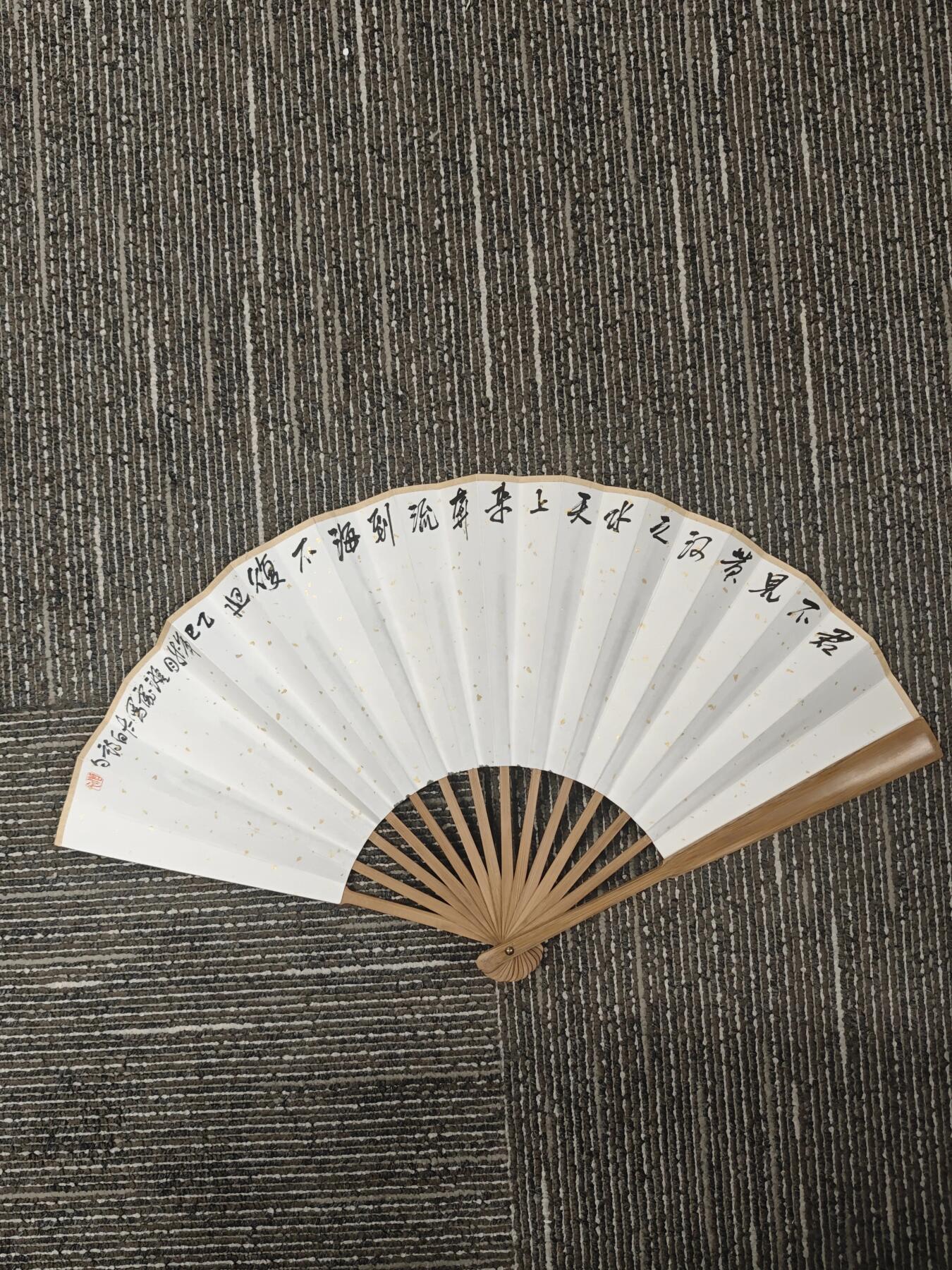 抚柳草堂-第九期章牌钱币（大寒专场） 奖章勋章限时免佣 满百包邮 放漏专场 纯手绘太白醉酒图折扇 实力派画家纯手绘 笔墨丰富构图完整 开合设计效果好 长30cm宽2.8cm 