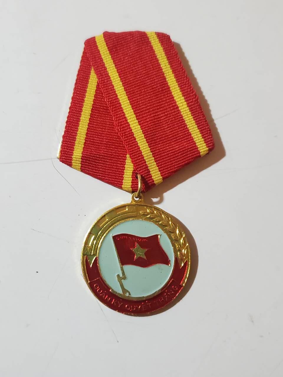 韵星假日拍卖第三十七期 -- Rimey Holidays Auction 37 越南社会主义共和国决胜军旗奖章 最高等级奖章 序列高于一级光荣战士勋章 
