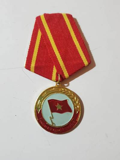 韵星假日拍卖第三十七期 -- Rimey Holidays Auction 37 - 越南社会主义共和国决胜军旗奖章 最高等级奖章 序列高于一级光荣战士勋章 