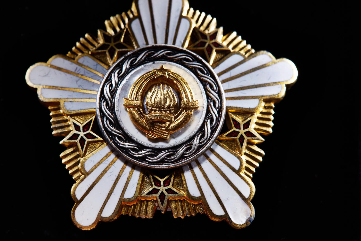 【俄甄集藏】“万象更新、马呈祥瑞”迎新春俄甄精品场-2026年(047)01-21 星期三 晚 19:30 全场包邮 南斯拉夫二级共和国勋章，银质镀金局部珐琅，带勋略，1960年第一版，高等级，直径：48mm，重量：35.35克