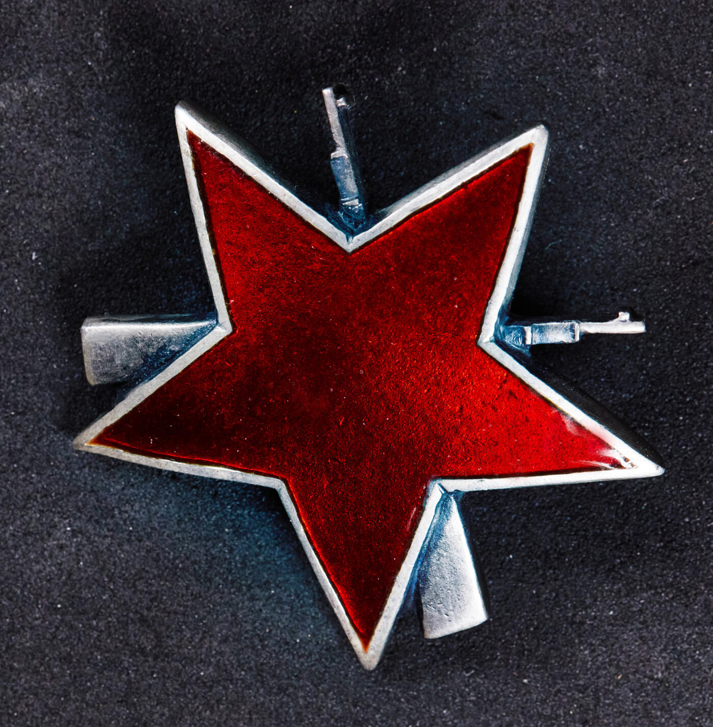 【俄甄集藏】“万象更新、马呈祥瑞”迎新春俄甄精品场-2026年(047)01-21 星期三 晚 19:30 全场包邮 南斯拉夫三战游击队之星勋章，萨格勒布制造版，20055号，银质珐琅库存全品，直径：40mm，纯银部分重量：17.93克