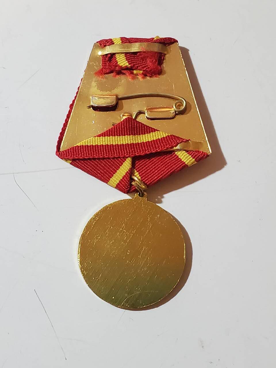 韵星假日拍卖第三十七期 -- Rimey Holidays Auction 37 越南社会主义共和国决胜军旗奖章 最高等级奖章 序列高于一级光荣战士勋章 