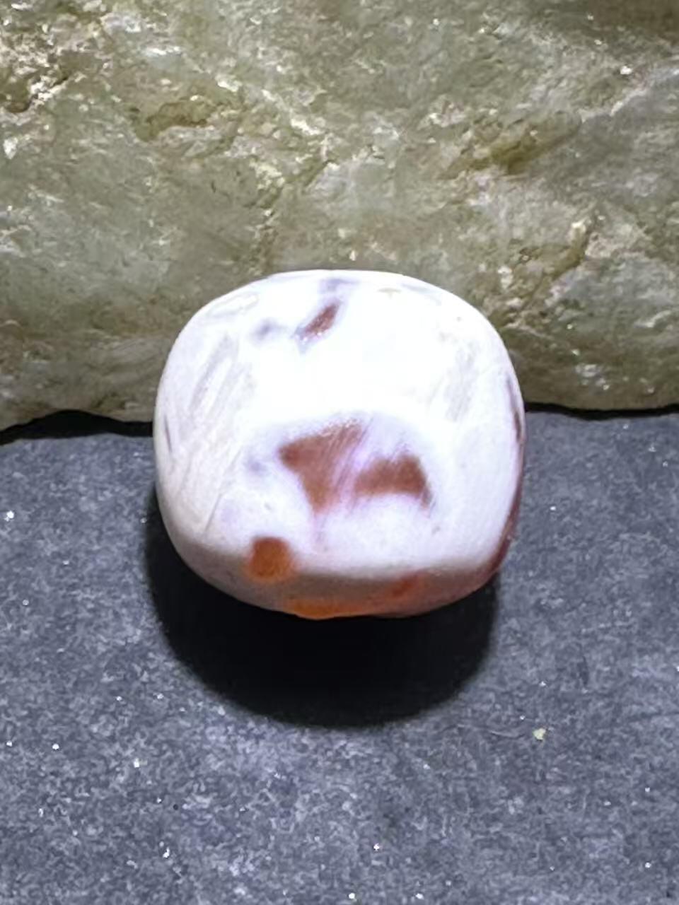 高玉化风化纹奶油皮玛瑙随形老形桶珠一颗