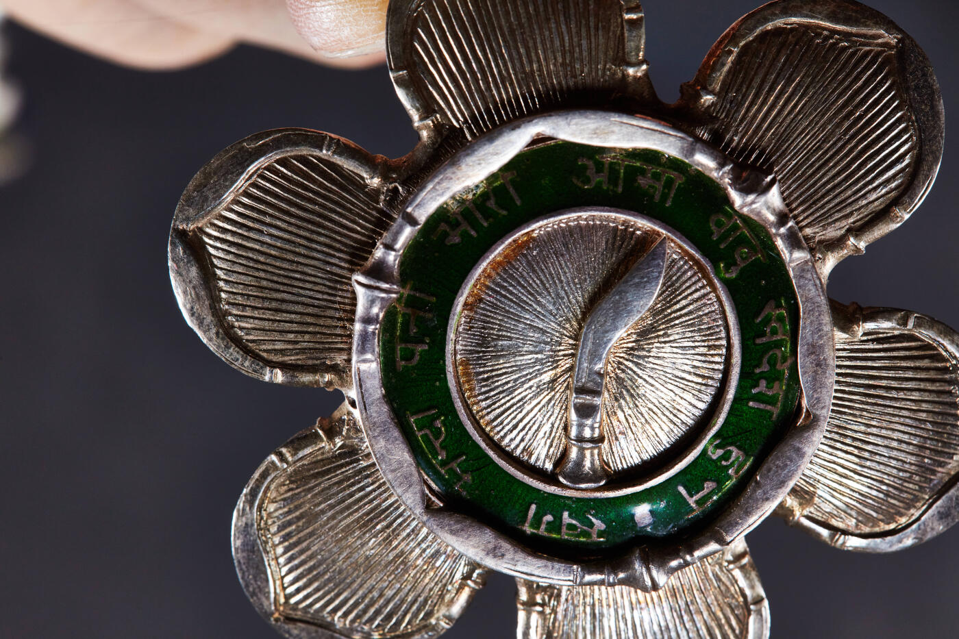 【俄甄集藏】“万象更新、马呈祥瑞”迎新春俄甄精品场-2026年(047)01-21 星期三 晚 19:30 全场包邮 尼泊尔王国四级骑士团勋章(त्रिशक्ति पट्ट/Order of Tri Shakti Patta/Order of the Three Divine Powers)，银质局部珐琅，授予为国家做出杰出贡献的尼泊尔公民以及热爱尼泊尔王国的外籍人士，直径：62mm，重量：56.9克，稀有品种，珐琅完好的难得一见