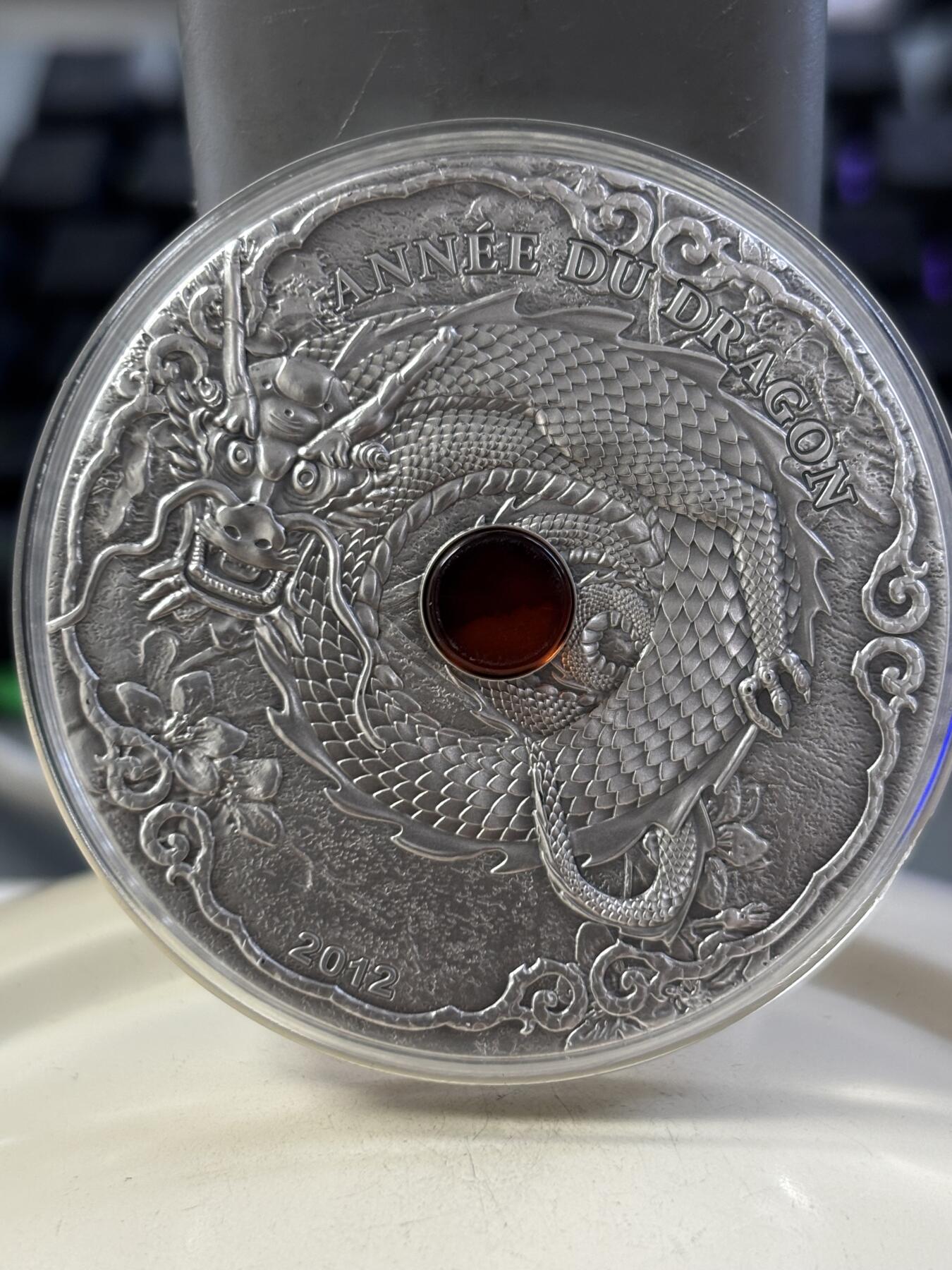 第188期拍卖 多哥2012年中国生肖龙年2盎司镶嵌琥珀仿古银币，999银，发行999枚