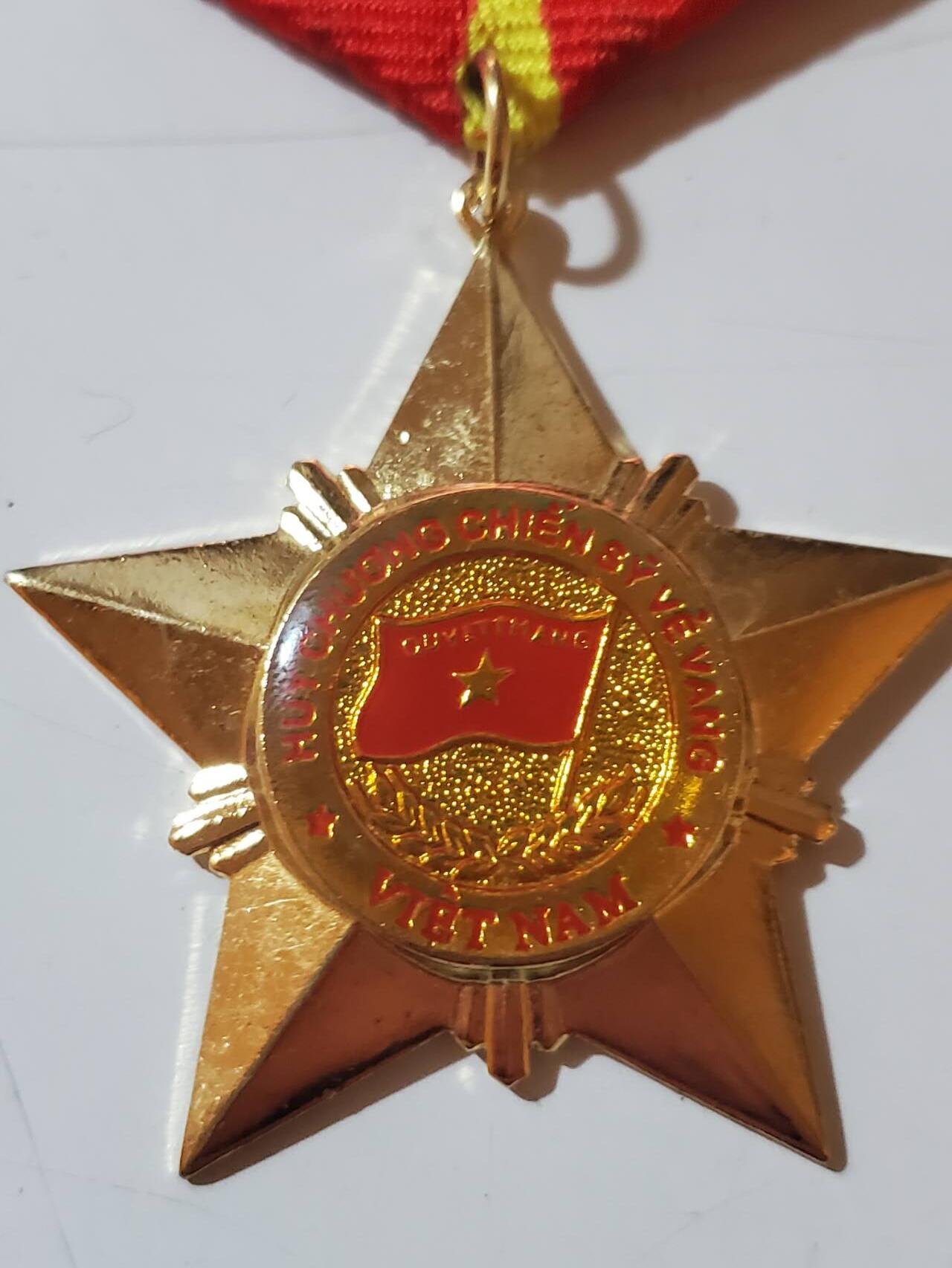 韵星假日拍卖第三十七期 -- Rimey Holidays Auction 37 越南社会主义共和国06版三级光荣战士奖章 06改革后光荣战士勋章改为奖章 但是等级一样 铜镀金 好品