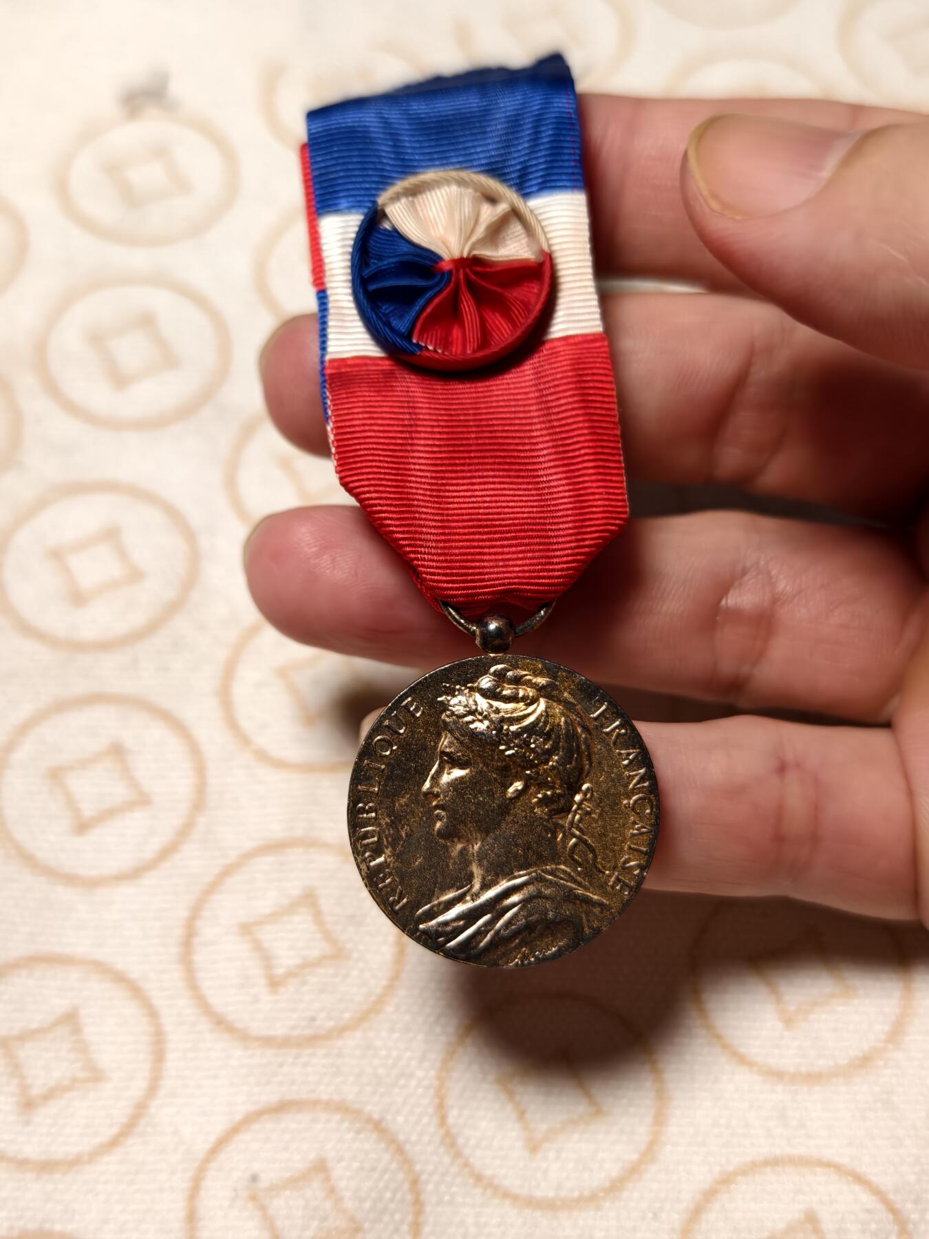 抚柳草堂-第九期章牌钱币（大寒专场） 奖章勋章限时免佣 满百包邮 放漏专场 1984法国金级劳工奖章   银质 925银镀金带银标   去掉绶带净重9.8g