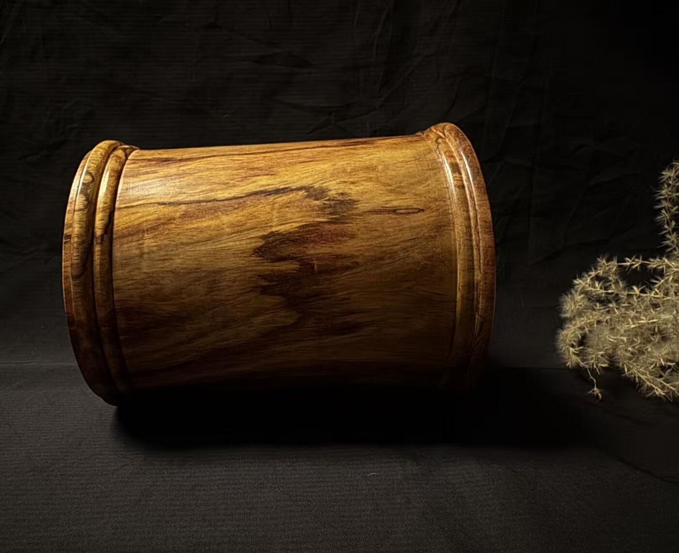 零元拍：海南黄花梨大笔筒，近十斤料整颗料抠出，口径：110/136/底104MM，山峰纹理漂亮