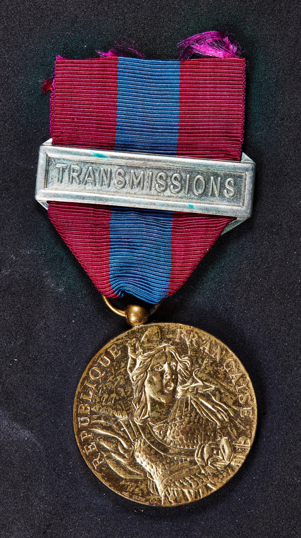 【俄甄集藏】“万象更新、马呈祥瑞”迎新春俄甄精品场-2026年(047)01-21 星期三 晚 19:30 全场包邮 法国国防军技能奖章，铜质镀金，直径：36mm