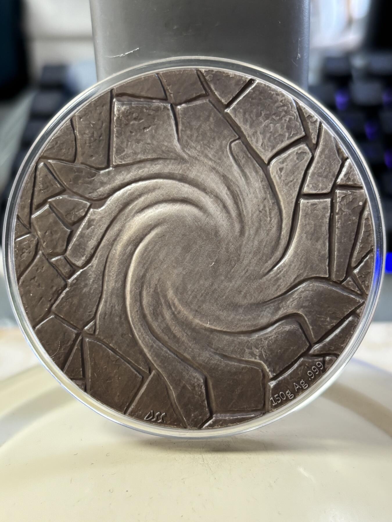 第188期拍卖 铸梦系列银章《铸梦·碟缘》纪念银章带盒证书，150克，999银，材料价3255