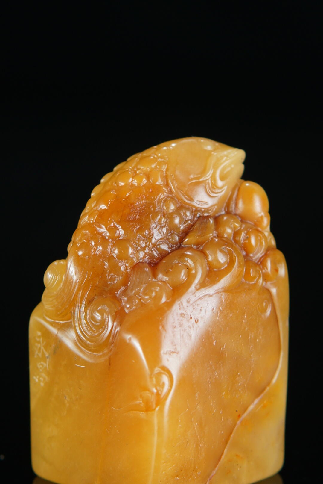 方寸藏珍·寿山田黄印章专场（二） 寿山田黄石《鲤鱼戏珠》钮章